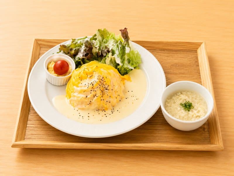 クリームソースのドレスドオムライス
