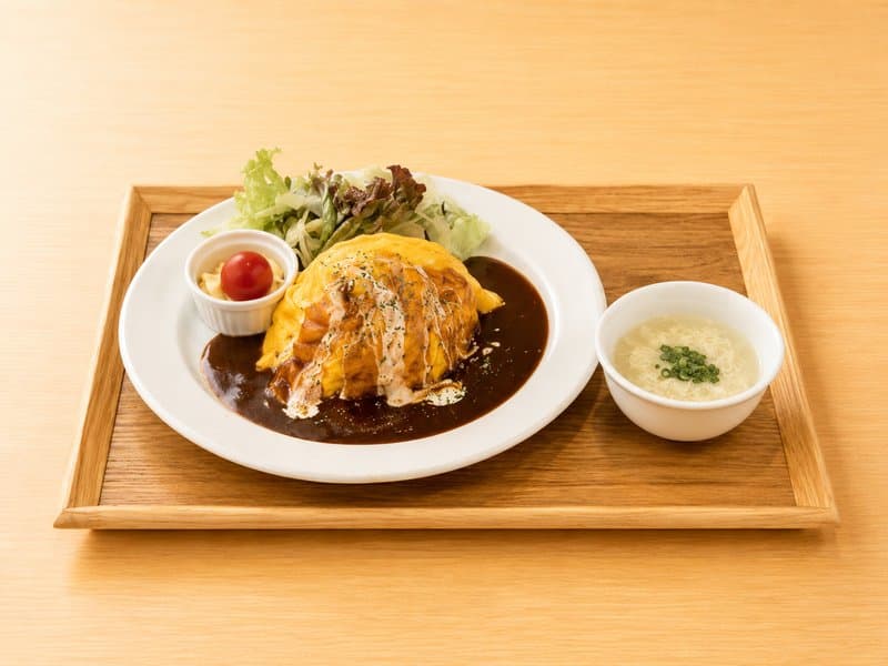 ふわとろの半熟オムレツがのったオムライス