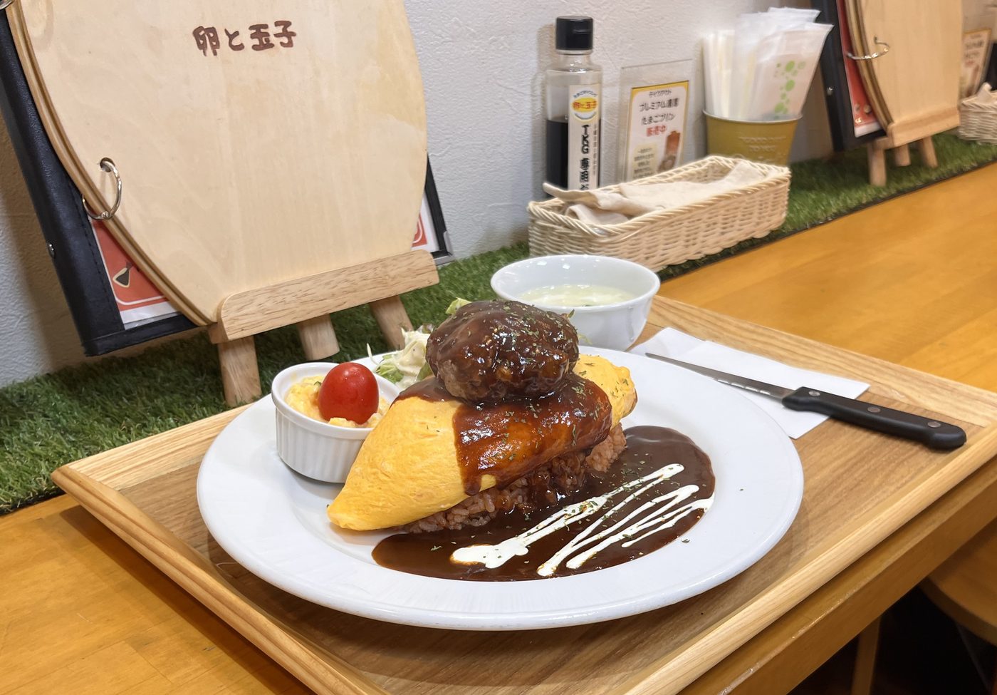 ハンバーグをのせたオムライス