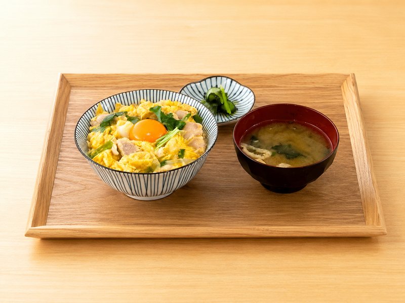 卵をまとった親子丼